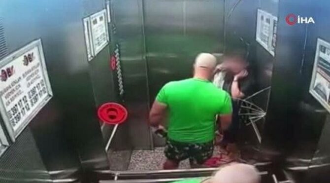Asansörde baba dehşeti! Kızına tokat atarken aynayı patlattı