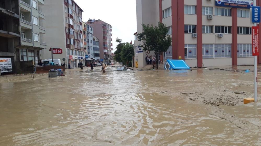 Sinop Türkeli sel teslim! Çatılarında mahsur kalanlar helikopterle kurtarıldı
